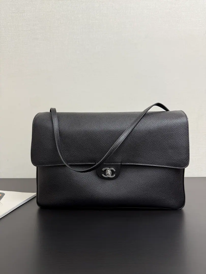 Current26s GDSame paragraphMIX- The mouth cap. It's all black and cool, wind., Welding the high senses., Retro and atmospheric., A proper shape of soul., All black.lookIt's more obvious than anything else., It's more story-telling taking pictures.maxi bagIt's really perfect for spring., It's a good time to be able to live with the formality., You can raise your profile when you're out of town., Fashion is so good.🥂 size: 39*28*11cm99573