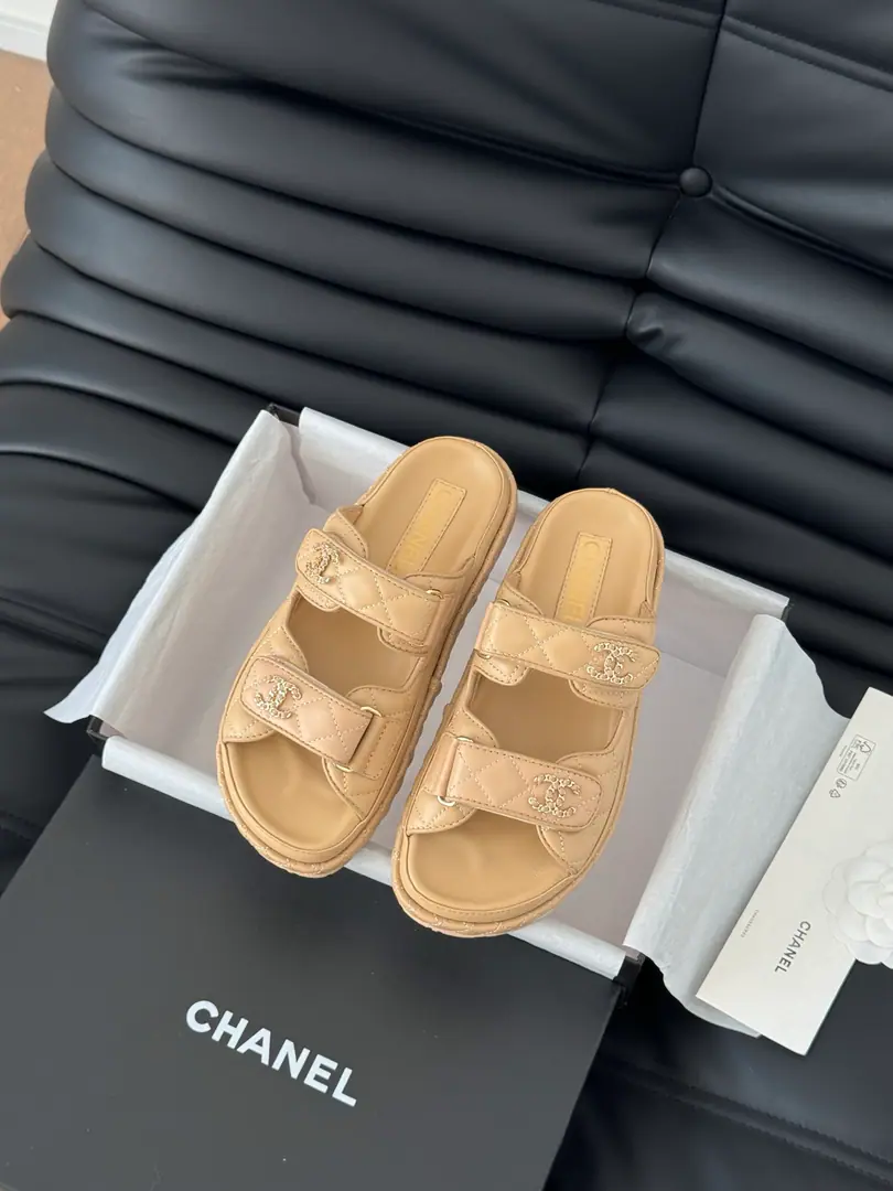 🏧𝗖𝗛𝗔𝗡𝗘𝗟 New magic with the classic sandals. Top Quality Original Customise Requisition level！ All the colors are in my house.！ Import of specific flour+Foot./The inside sheep.+Rubber bottom Original hardware button design, It's simple and fashionable. All with cabinet top packing！ size:35-41 [40.41Do it.]