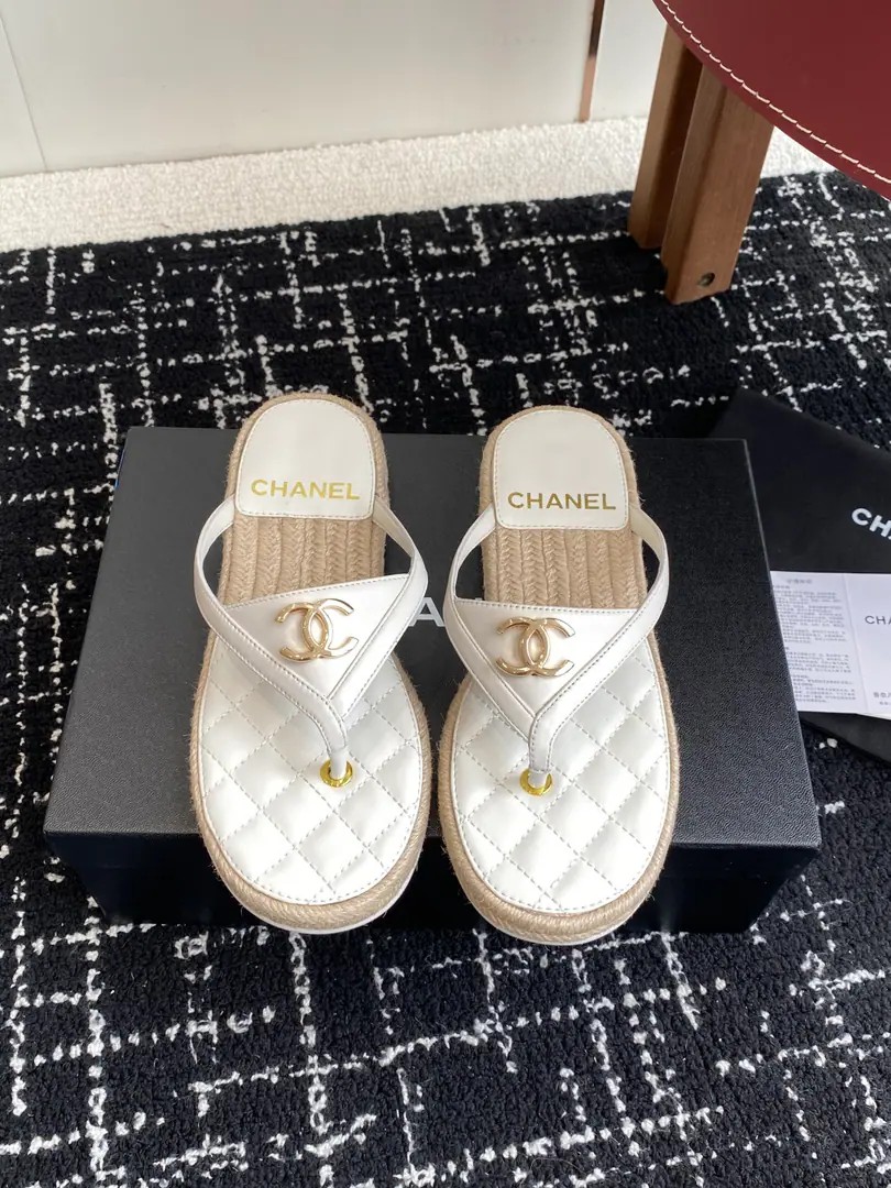 Requisition level CHANEL Chanel. 25ss Summer New Money Weaving Tow-toe BEACH REQUIREMENTS Chanel2025Chanel's latest blast. Summer slippers., It's a lot of skinny money., A slipper with a big face., Any match is perfect.！The lazy slippers are worth commending. Shoe.: Import of sheep skin Uchi.: A mixed-meat sheep. Otsumi!: Italian rubber floor./Weaving Size: #35-41（40 41Custom without re-offer）