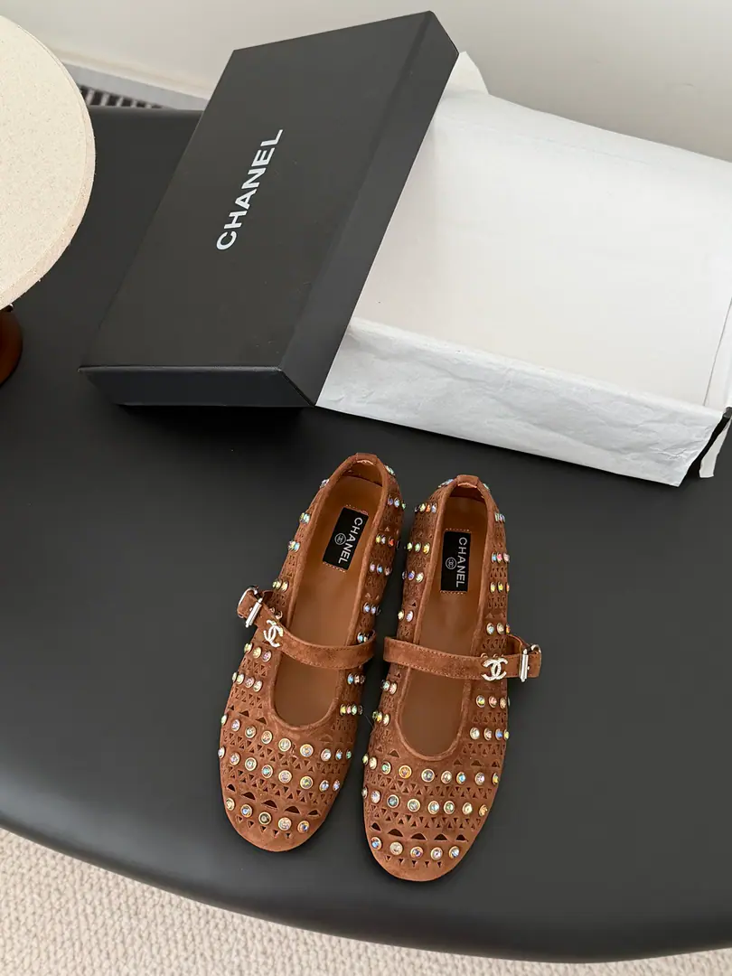 Chanel 25sShow me Mary Jane, empty shoes. The ancients are not without sweet and beautiful skin.！ Drilling, empty design.！It's a clean, clean, easy-to-eat meal., You're more uptight with buttons.. The inside sheep. That's a big one. Size:35-39（Other code custom is not to be changed）