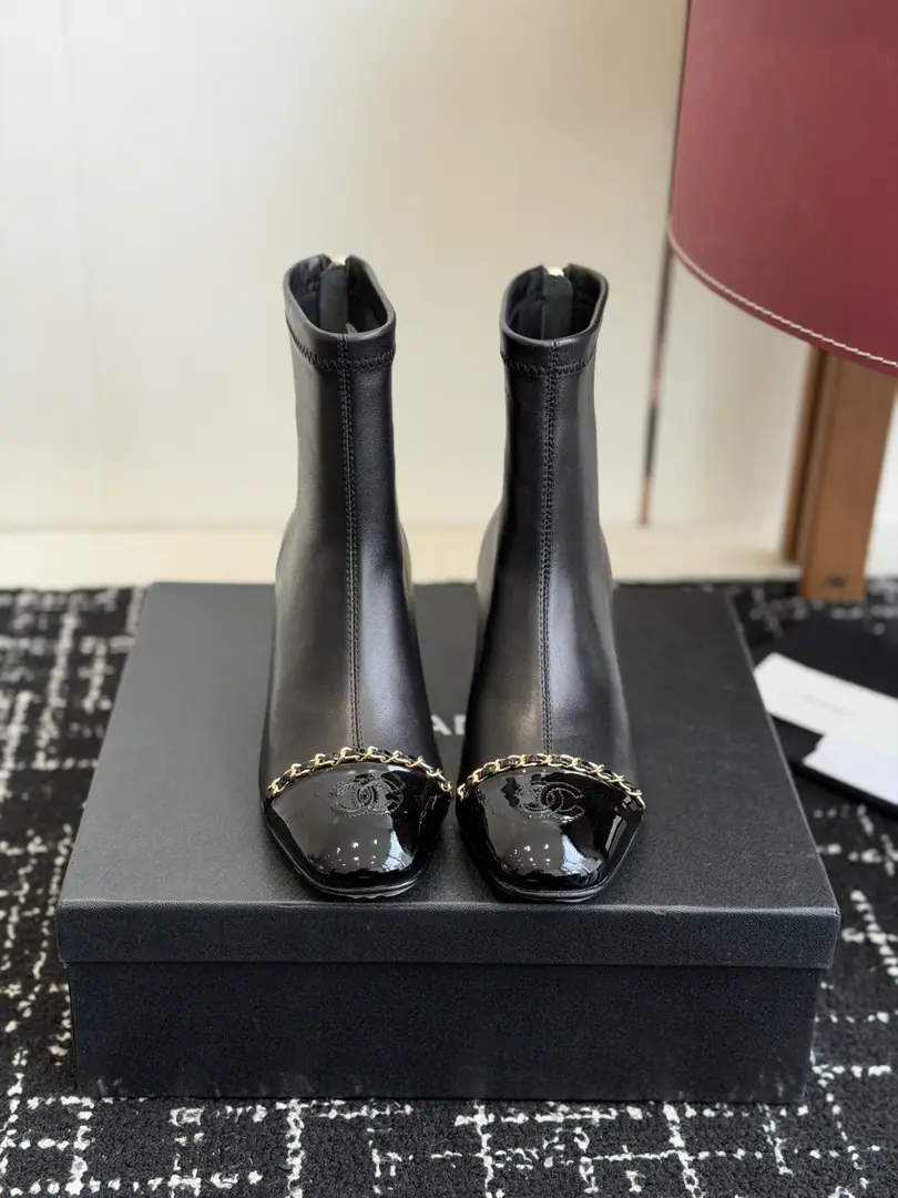 Requisition level Chanel Kaori! 25ss Autumn and winter money. Twisted boots behind the back. This is a very thick shot of the O.S.A., insIt's a fire too., I've been changing shoes for a month. The overall line flow remains the same as the original., It's so charming., I believe a woman of taste will see it., CHANE*LThe series never fails., The goddess's sharp object.…… Fabulous.:Import of sheep skin Uchi.:Import of sheep skin Foot.:Imported cattle skin Otsumi!:Italian imports are so thick. Size: #34-42（34 40 41 42Make a no-refund order.）