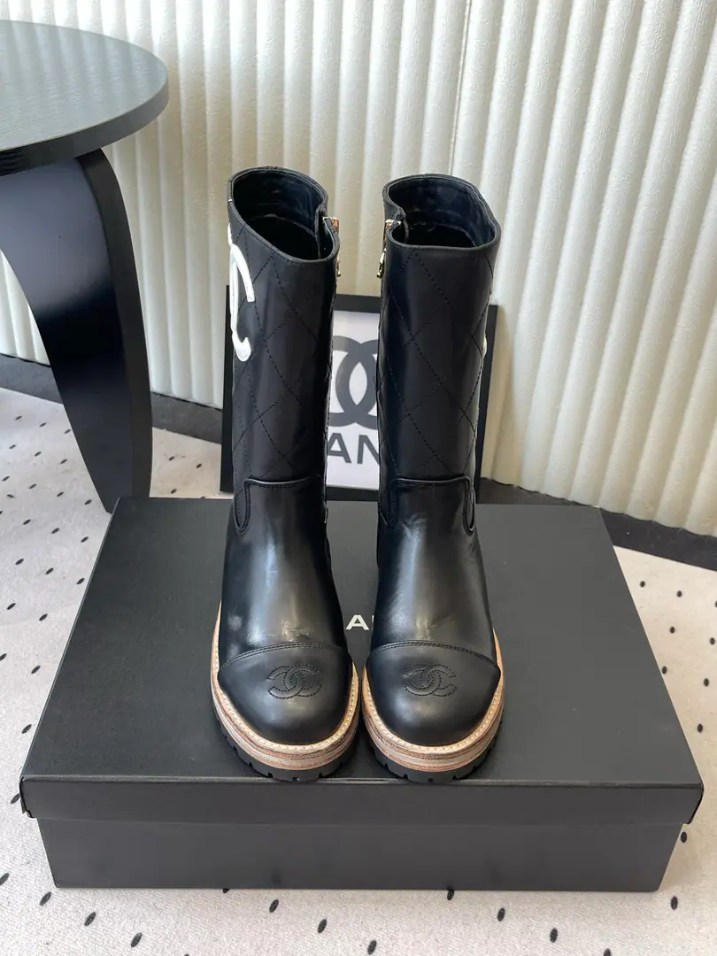 Chanel Chanel.26Autumn, Siu-kook, Pei-chan./A pair of boots in a knight's boots.！Cowboy boots, backstuff boots, west boots.！ A unique Wester Boots Design A smooth curve, The edge of the irregular is like a free line in the wilderness.！It smells like sex.. Let every step be undisturbed and delicate.！ Whether it's a pair of accelerator suit pants or not. ♪ Make the city cool, wind ♪ Or a dress that's a little more like it. ♪ Collapse into the beauty of a tender symbiosis ♪. Or with jeans. The western scene of the original juice.！ The shoe face is a top-decked cow./- Oh, Pete. The insides are covered with water and skin. Original rubber slider Size: 35-40（40 41Custom)
