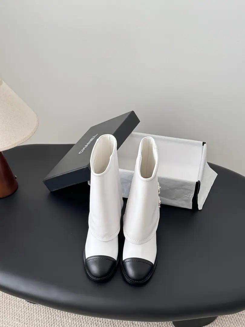 Chanel 25KNew chain of knight boots. The Eternal Classic. The one-sale series in the shoe cabinet. You can always use that type of boots.～ He's famous. And with a little bit of careless retrograde. Little round head collage design RADIO RADIO RADIO OVERSTANDS VERY VERY VERY VERY VERY VERY VERY VERY VERY VERY VERY OVERSIGHT. Not a sharp shoe type. It needs to be soft and harmonious. You're a good man. Shoe-face customized for the original lamb skin. Very soft and comfortable. Import sheep's skin inside. I'm a little bit more comfortable with my feet. Italy is a big-ass country. High safety. He's tall.: 7cm Rough design. The visual scale.～ Size: 35-39（40/41Customize or not change）