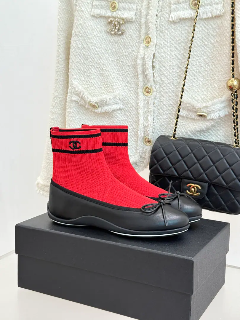 🏧𝗖𝗛𝗔𝗡𝗘𝗟New butterfly knots. - A free-bare sock boots. Facework customized leather with original The inside feet are all sheep's skin. Original modeling, slide-proof floor size: 35-39（40/41Custom）