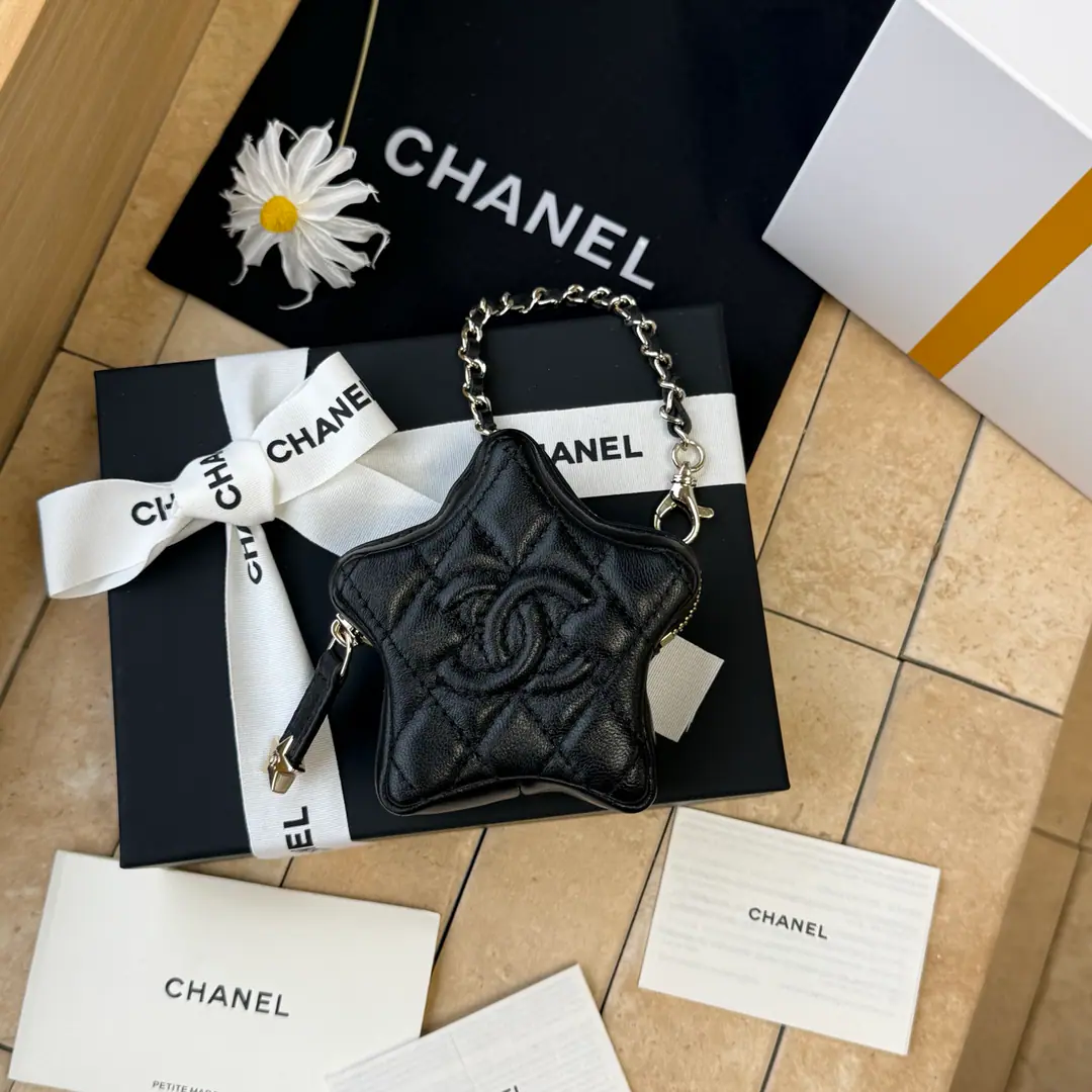 《Black》CHANEL🚩🚩🚩26cStars hanging.🌟Five Point Point, Lamb-Skins, pocket wallet.🫶We can do headphones. Key bag.！The product uses all-sheep embroidery., The gold is a pentagram., It's beautiful.！It's a touch of heart.💚Five Point Stars can be zero. ♪ Beloved and cute ♪✨✨Unlock multiple backs., You can do it yourself.diyChain Slash, ♪ A very good and lovely man ♪！！Come on!❕❕ New❤️ ParagraphA
