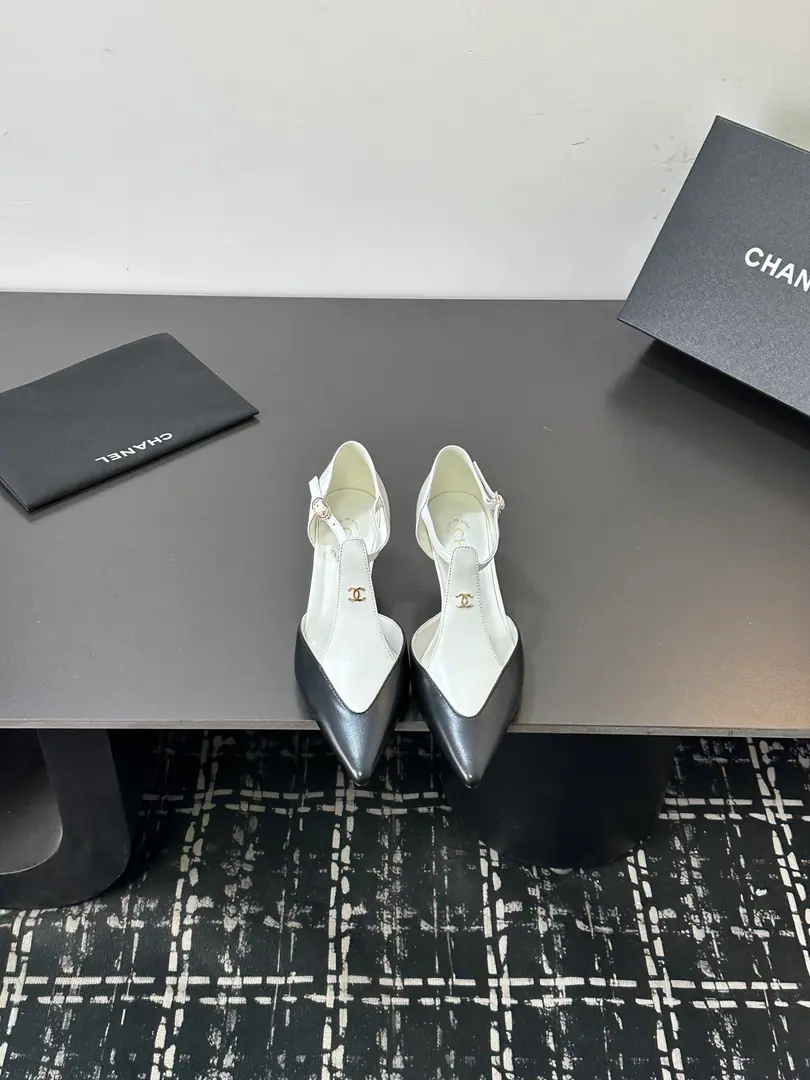 CHANELLittle fragrance, little skunk-up heels and sandals are too much.！The classic black and white./The black-coloured tip-up design., Nice and elegant., Perfectly stunned.. A delicate, leather-like touch., The upper foot is so comfortable., Cats and heights match air field and reality., I can do it every day.holdStay.. The details of the diamond-gried wings of the back trip are so well known., DoubleCSigns are low-profile., The three colors have a twilight., You don't step on a thunderstorm., It's the quality of the shoe cabinet.～ Shoe.: Lamb skin. Uchi.: Lamb skin. Shoes under the sole.: That's a little skin. He's tall.7cm Codes: 35-39（40.41Freeze!）