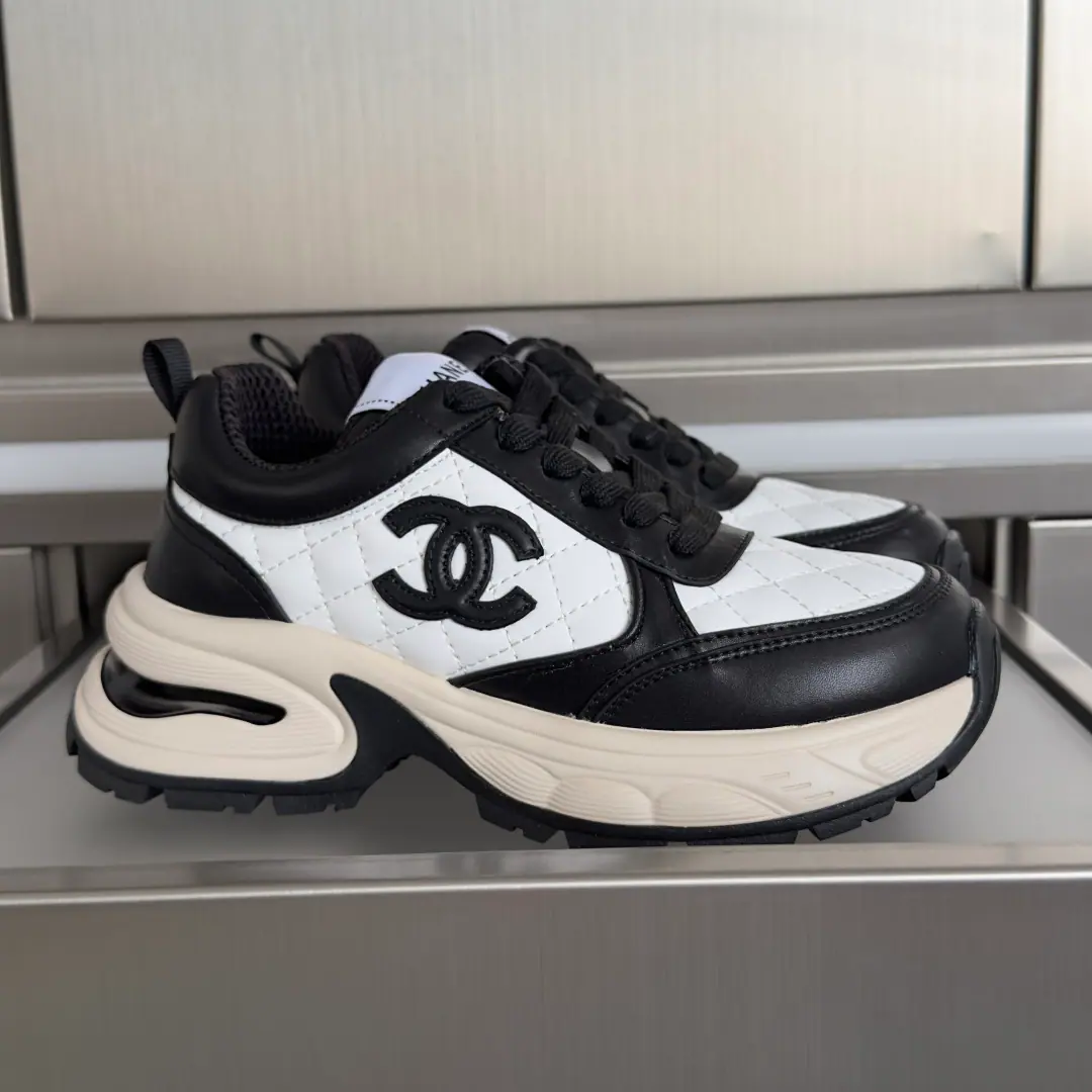 Top Version: Female ChanelChanel. Latest26C Thick Leisure Sports shoes Original procurement development Make the goods. Kaori! CHome. Another big blowout in the counter., The love of the young sisters of the Red Boss., The social networking platform's all about it., The human spirit is so high, it's so hot., Seeing this time always brings up the girl's inner claim to fashion. The latest. Leather. Classic Black & White Colour You're a big fan of the way you're going. It's easy to handle. Send a cabinet for fine packaging🛍📦 ▪️Fabulous.: Original customized import of head-level cattle skin ▪️Uchi.: Customize the import into the air network. ▪️Shoes under the sole.: Original modeling of slide-resistant rubber material ▪️Bottom: 3.5CM ▪️Size: Female35-40