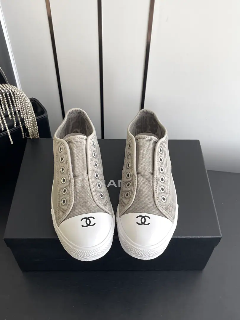 🏧𝗖𝗛𝗔𝗡𝗘𝗟New biscuits. Highest Quality Top recreational sneakers.. Shoe-faced canvas.+It's in the air.+- The rubber floor. Codes: 35-40（40Do it.）