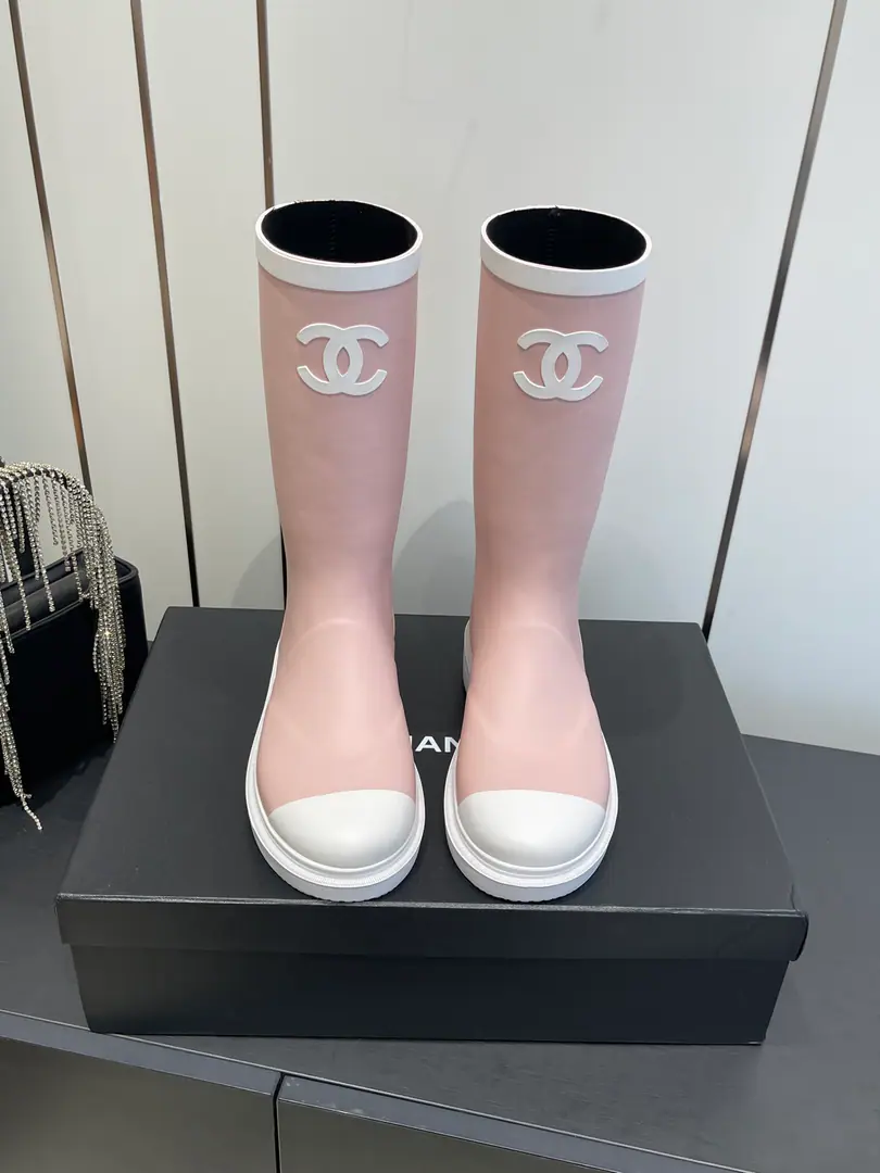 🏧𝗖𝗛𝗔𝗡𝗘𝗟New top run. The original is a big one., Secretic wire process. Natural rubber vulcanization production technology, The original is perfect., Environmentally friendly rubber material, It's all right.&No seams.. The soles and boots are a combination of cold glue., Non-one-time formation, Original consistency process. Imported silk and luminous shoes, Get some sweat and be comfortable. Top Level35-41 [40.41Do it.] Black and white, The potato pink., Light pink brown.