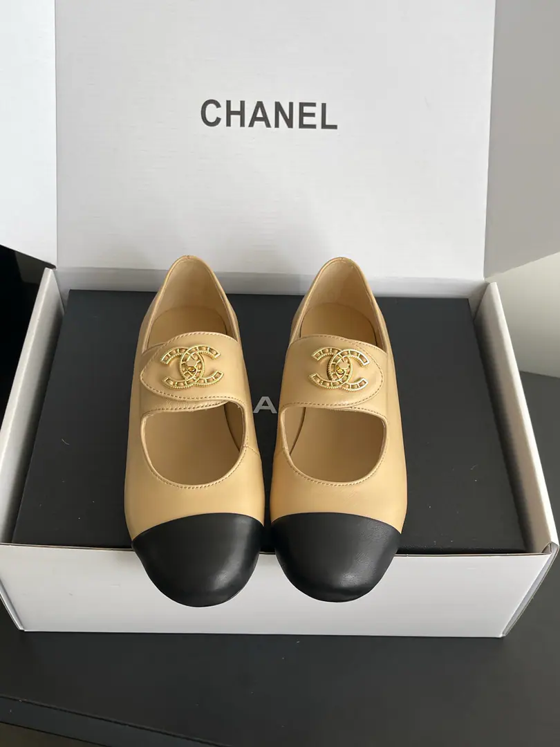🏧𝗖𝗛𝗔𝗡𝗘𝗟Latest top-of-the-line. Original development Metal binaryCButton Mary Jane's single shoes. The flour imports the sheep's skin./Goki! Into the nest, silk and sheep. Italian imports are so thick. Size35-41 [40.41Do it.]
