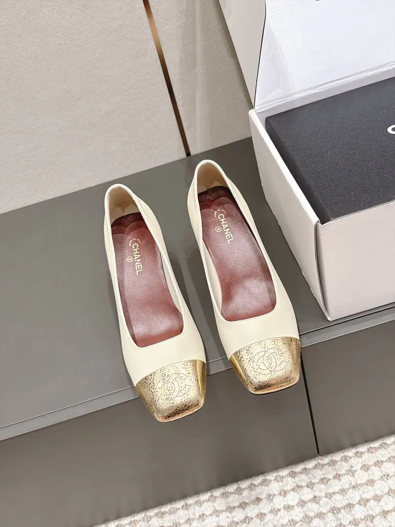 Requisition level Chane*26/The new early autumn. Slash-head heels. And I'm a little bit of a glorified, elegant, and luxuriant., The classic smudged face-skinning slender slur., The shoe head is a double-stamp.CMarking, Janey's shoe type is a very warm and pleasant gesture., Lower-key release of French style.. The classic color-cracking system has been long-standing., To blend French grace with classic brand elements, And she's a real-faced girl., It's a four seasons thing., It's a classic high-quality heel in a shoe cabinet.. Shoe.: Lamb skin. Uchi.: Lamb skin. Otsumi!: That's a big one. size: 35-41Code（40, 41Code custom is not to be changed）