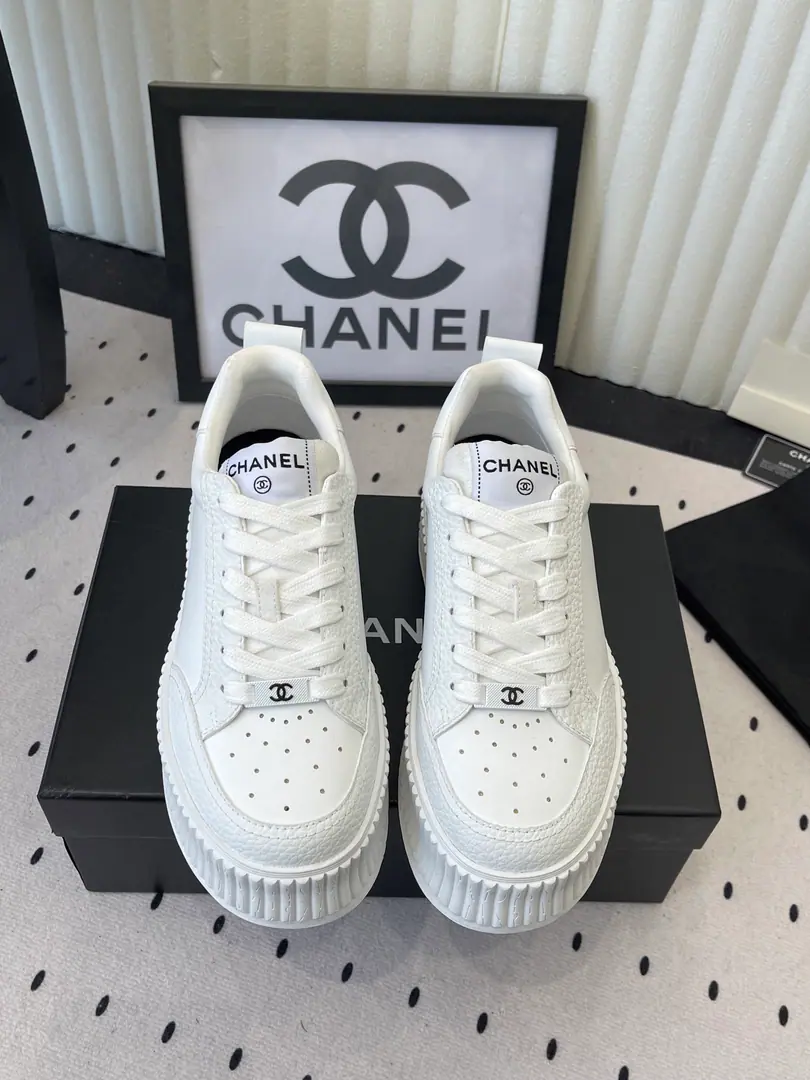 ChanelNew and more leisure shoes. High Version The Red and Star show. The upper foot is comfortable with the leg shape. A hundred leisure sports money. Imported cattle and shoes. In the foot of the sheep's skin. Original OpenTPUOtsumi! Size: 35-39 （40 41Make a reservation.）