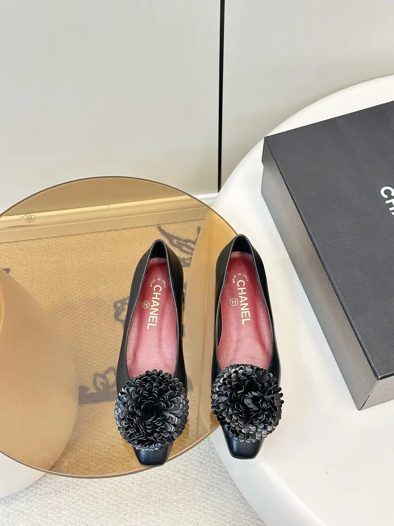​​Chanel 26CA mountain flower shoe.​​ ✨Chanel.26CA series of tea-shoes., Gold metal leather+Tachibana., ♪ Elegance and graceful ♪！The flat-floor design is so cozy., It's easy to ride in a regular or official setting.👠. The mountain tea flower is a classic brand., It's a symbol of nobleness and romance., Gold shoes are so much more than a look., Holidays, Party is what it takes., It's easy to raise the glimmer of shape.💛. Shoe.: Quality sheep skin. Uchi.: Soft sheep's skin. Italian skin. Codes35-40（40.41Make a reservation.）