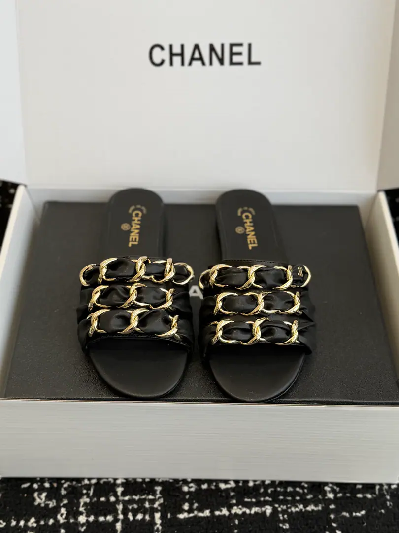 Requisition level（⚠️Synchronise Action✈️Box） Chane*26ssSpring and summer. Floor Muller slippers. They're all high-knit and Muller's tails., You're gonna be fine.. Heel for the sturdy heel., The leg line is raised while keeping Muller's sense of leisure., Fits with everyday and light social scenes. The insides are gold.“CHANEL”Branding, The shoes are classic.CMetal button, Enhanced brand recognition. The details of the different materials are focused on each other., The drill is so bright., The nettle is a soft touch.. Shoe.: Lamb skin. Uchi.: Lamb skin. Otsumi!: That's a big one. size: 35-41Code（40, 41Code custom is not to be changed）