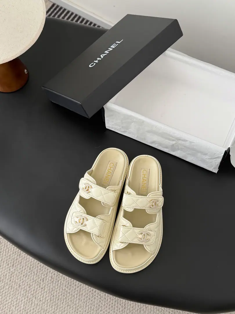 [ That's a little skin.+30 ] 🏧𝗖𝗛𝗔𝗡𝗘𝗟 New magic with the classic sandals. Top Quality Original Customise Requisition level！ All the colors are in my house.！ Import of specific flour+Foot./The inside sheep.+Rubber bottom Original hardware button design, It's simple and fashionable. All with cabinet top packing！ Size:35-41 [40.41Do it.]