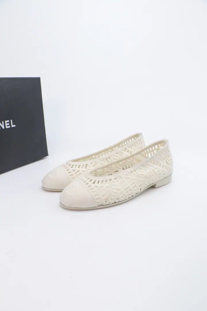 Chanel Chanel.25SSFinally weave the ballet shoes.‼️Flat soles. It's worth a single piece of shoes. I'll say one thing and wait for you.！ Too elegant, too elegant.chillYes. ♪ And the summer was a little wind ♪ ♪ Sneaking the road ♪ Circle-end design Cute.～The color value is super-lined. It's a real sense of being rich. I thought it was good-looking. I'd better know how good it is to go up there.～ Shoe.: The exclusive is web-coated.（I'm comfortable with air.） Foot.: Lamb skin. Otsumi!: Italian imports are so skiny. Codes:35-39（40.41Custom）