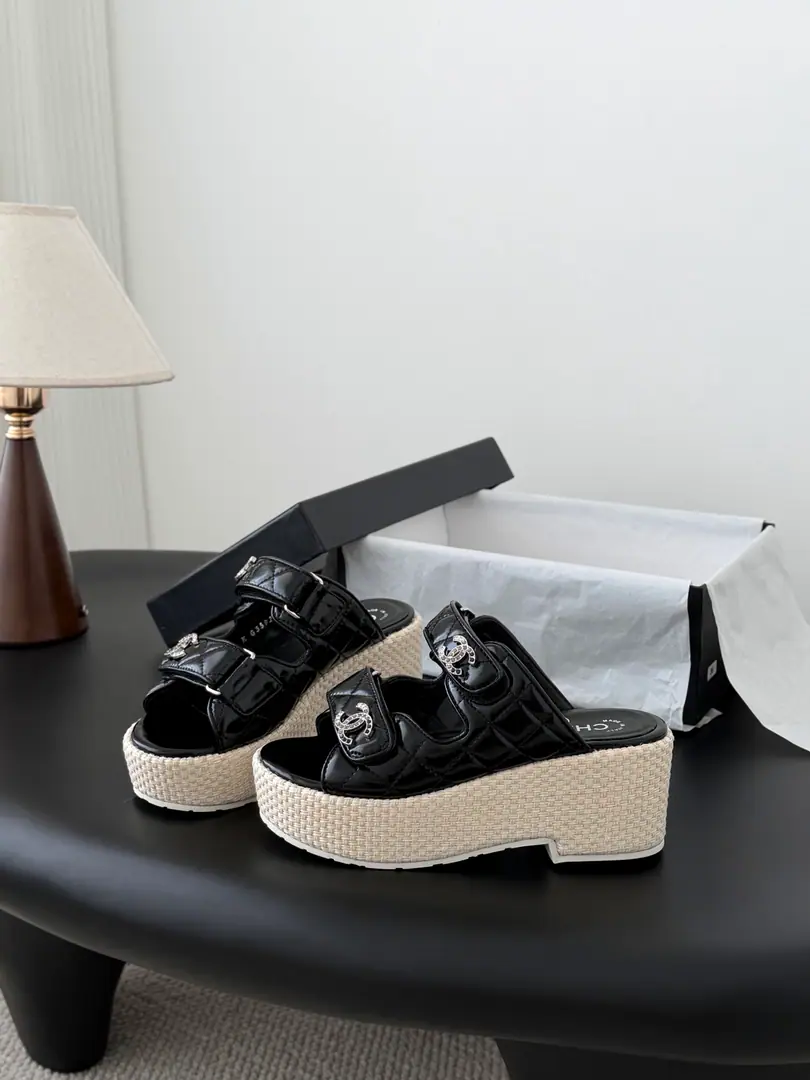 🏧𝐂𝐡𝐚𝐧𝐞𝐥 26PShow me the water-proof sandals.！ Shoe-faced sheep-yung., Waterproofing stations4cm, Back up.12cm！ It's steady on the feet.！Put on a straight 2-foot-eight. I'll put my foot on the skin inside., Original Base. Size:35-39 40Do it.