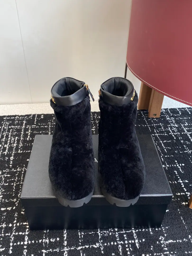 Requisition level Chanel Chanel.25Autumn. Muffled boots. A unique Wester Boots Design A smooth curve, The edge of the irregular is like a free line in the wilderness.！It smells like sex.. Let every step be undisturbed and delicate.！ Whether it's a pair of accelerator suit pants or not. ♪ Make the city cool, wind ♪ Or a dress that's a little more like it. ♪ Collapse into the beauty of a tender symbiosis ♪. Or with jeans. The western scene of the original juice.！ The shoe face is imported with the head of the sheep. The insides are covered with water and skin. EvaThe bubble is so clear. Size: 35-41（40 41I'll make sure I don't change it.）