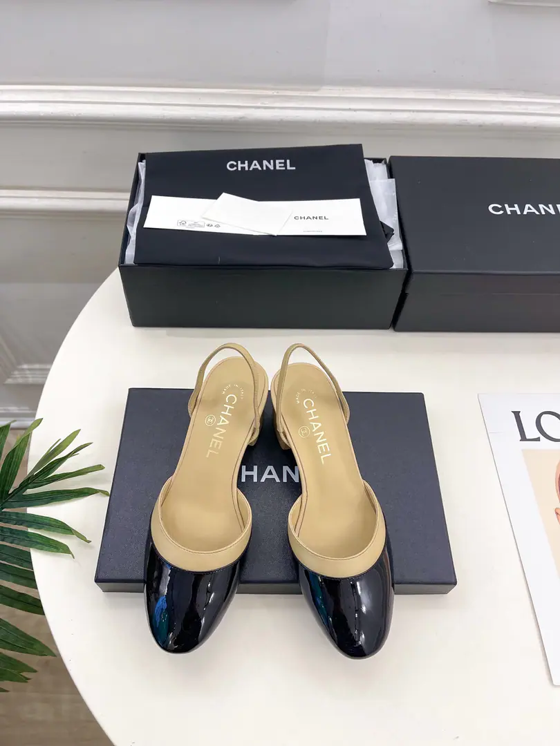𝐂𝐇𝐀𝐍𝐄𝐋 | Kaori! 26𝐬𝐬 🦋2026 Spring and summer brand new. The cabinet is a classic show. Xiang-tzu.CThe pairing of the shoes is empty. New series〰 🍬 BSThe best in the fashion world. The pairs are carefully designed. Extremely simple The classic elements that never faded. 💋It's a beautiful dress. Summer's mandatory.…… ━━━━━ ЅᏇєєt ━━━━━ ▪️Shoe.: High-prescription parchment➕Cow-painted skin. ▪️Uchi.: Import silk sheep. ▪️Otsumi!: The original Italian is a big one. ▪️He's tall.: 4.5cm ▪️Shoes.: 35-39（40.41Custom without re-offer） ▪Plant price