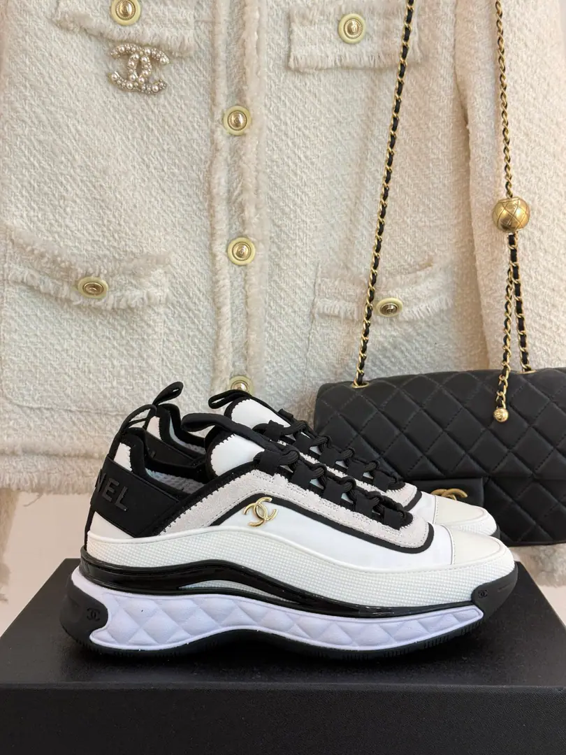 🏧𝗖𝗛𝗔𝗡𝗘𝗟A classic black and white panda gasket. Couples' leisure sneakers. Top Quality Black and white panda.🐼It's always been a big fan of the cabinet. It's super cozy to make running shoes. The bottom is playing back. Personally, I feel a lot more fancy shoes than the old ones.😃 Bring the auto-higher effect The upper foot is really thick. Side Black MarklogoAnd very handsome.～ Size: 35-45 [Male and Female Code]