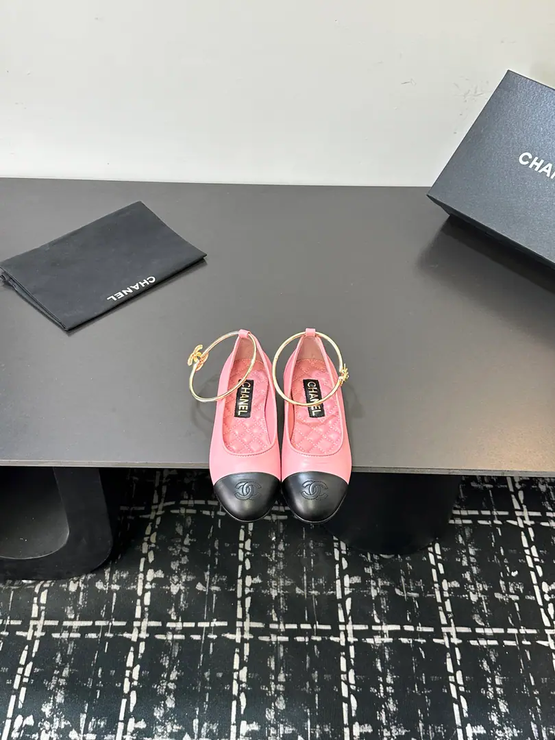 ChanelChanel. The official network's new metal leg ringed ballet soles. The counter is a crazy thing., The hottest style., The fairies in the cabinet are really good at stuff., You can't grind your feet without it., The texture is very soft and comfortable. Original import of calf skin, It's a quality. It's a mixed-up sheep skin., The only private model., The original is really leather. Size: 35-40（40, 41I'll make sure I don't change it.）