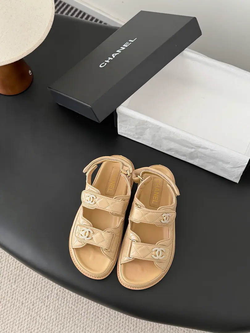 [ That's a little skin.+30 ] 🏧𝗖𝗛𝗔𝗡𝗘𝗟 New magic with the classic sandals. Top Quality Original Customise Requisition level！ All the colors are in my house.！ Import of specific flour+Foot./The inside sheep.+Rubber bottom Original hardware button design, It's simple and fashionable. All with cabinet top packing！ Size:35-41 [40.41Do it.]