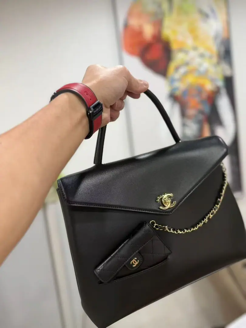 《Bull.🐮Pee.》BlackOHANEL🚩🚩🚩26B 🐮Picasso bag.​​💼Black crocodile pressurized leather. + Envelope Flip + Gold doubles. C Lock button + Skin-chaining.⛓️Shoulder belt., There's a small outer pocket with buttons on the front side of the bag., 🤩The whole thing is a very stylish package.. This briefcase.💼We have a lot of discussion in the station., One of the most out-of-the-box packages in the crocodile-crotch series.: - Alligator tattoos full., Black with gold, gold, steady and advanced., The atmosphere is strong.- Envelope Flip + The outer pocket design is both hierarchical and practical., ➕Cell phones, ➕Put the bag on your hand.- More than average. CF It's a lot bigger., A4 The papers were barely put down., I can handle my commuting and travel.- There are two ways of doing this with a hand and shoulder., You're very good at this., The slash is good.！Dimensions: 24×31×9cm