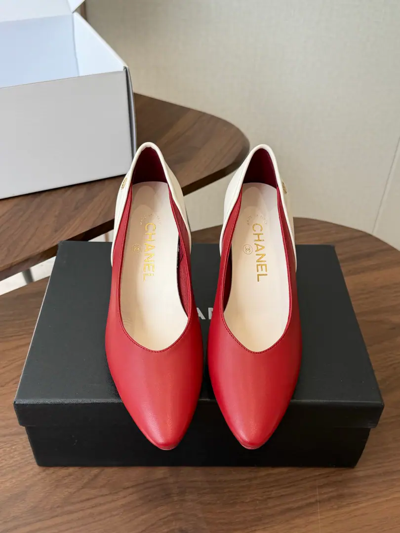 CHANELKaori! 26ss The early spring new money. Deep-head single shoes., Brief, Elegance., It's a great sense of excellence. Grandma Jane's heels are single., It's a perfect date for work., A white-looking fairy-tale.. I'm not a sheep-skinner., I'll put my foot on the skin inside., Soft and delicate., The feet are 100% comfortable., A beautiful one, but also a woman., Italy is a big-ass country. He's tall.: 8.5cmLeft and right Size: #35-41（40 41Make a no-refund order.）