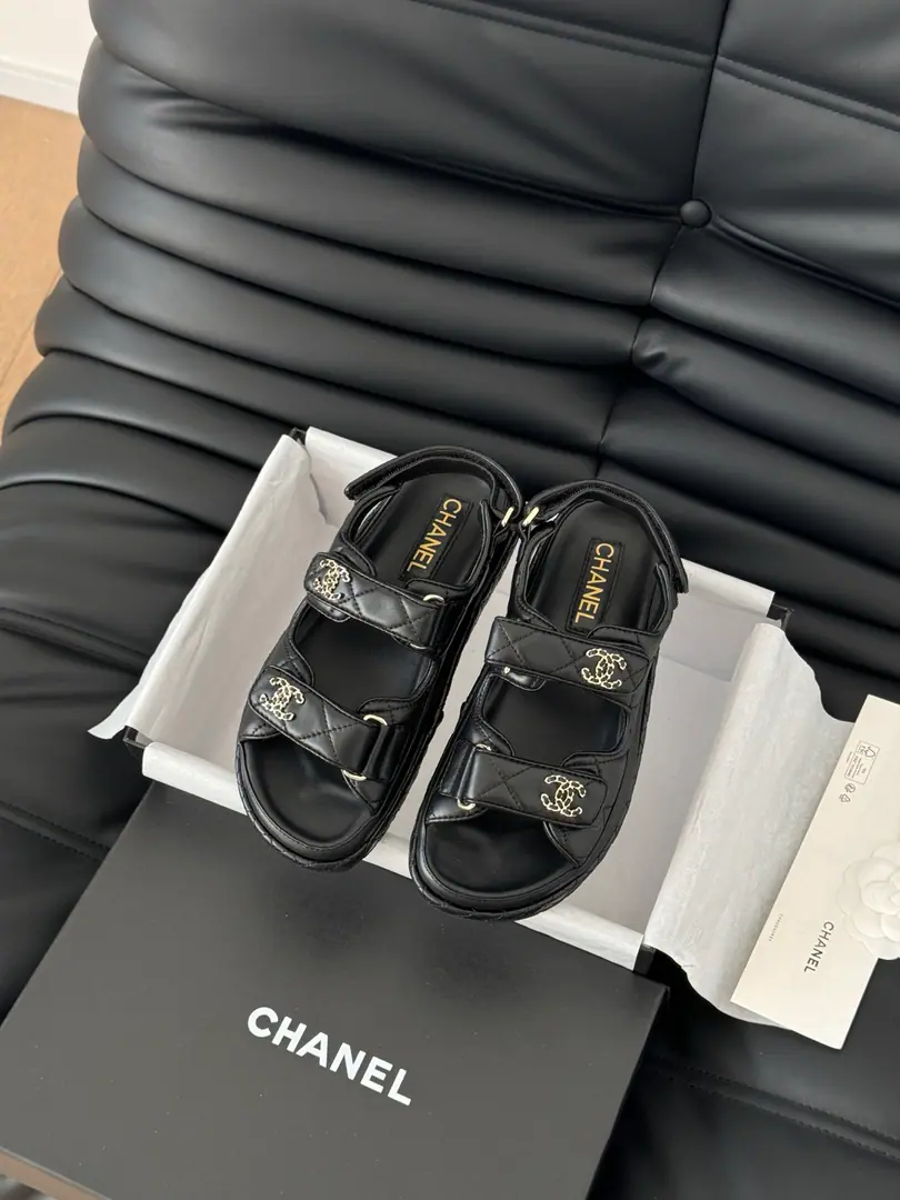 🏧𝗖𝗛𝗔𝗡𝗘𝗟 New magic with the classic sandals. Top Quality Original Customise Requisition level！ All the colors are in my house.！ Import of specific flour+Foot./The inside sheep.+Rubber bottom Original hardware button design, It's simple and fashionable. All with cabinet top packing！ size:35-41 [40.41Do it.]