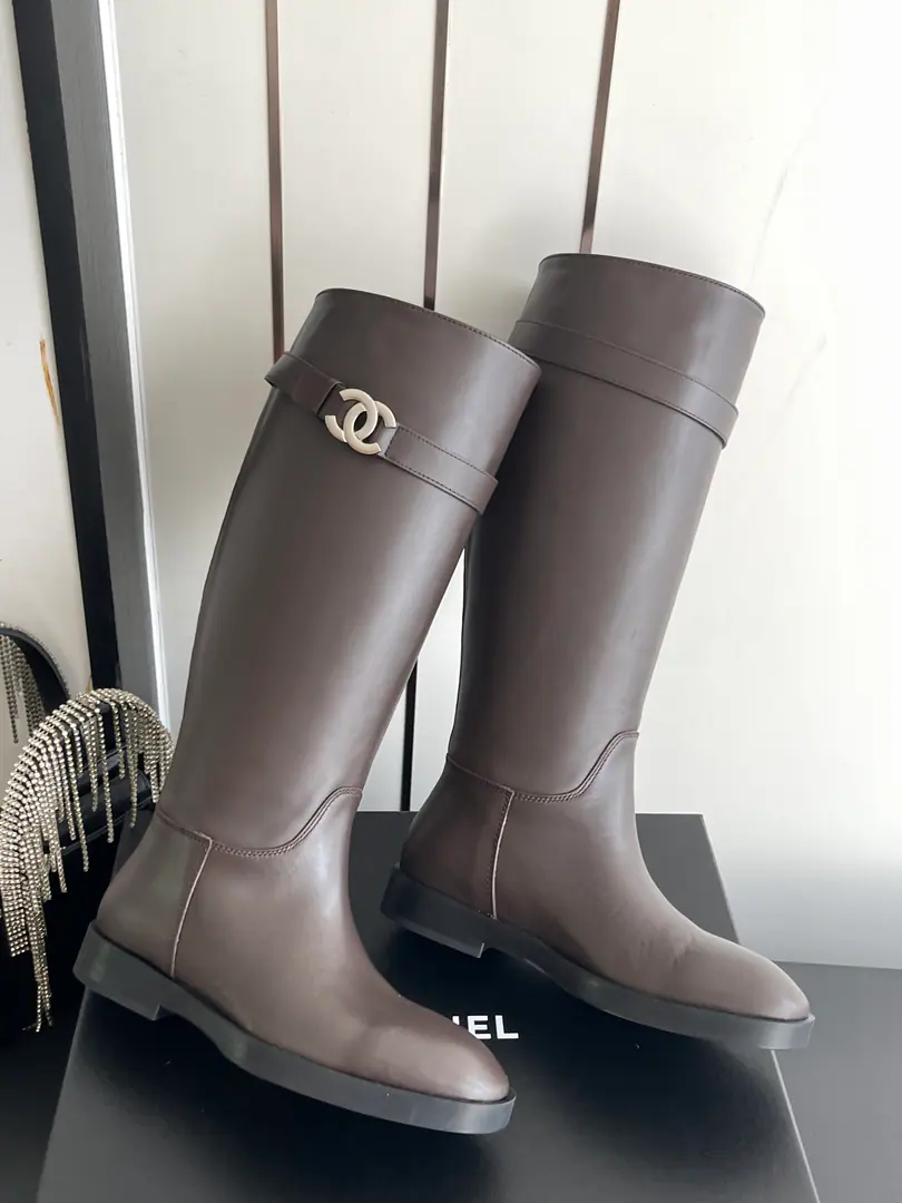 It's like a leather./That's a little skin. 🏧𝐂𝐡𝐚𝐧𝐞𝐥 Top new item. Original metal belt with knights' boots. DoubleCMetal belts, snap your eyes. The boots are so delicate and bright. The upper leg second becomes the straight leg.💃 Facework customized leather with original The inside feet are all sheep's skin. Italian original import base size: 35-41 [40/41Custom]