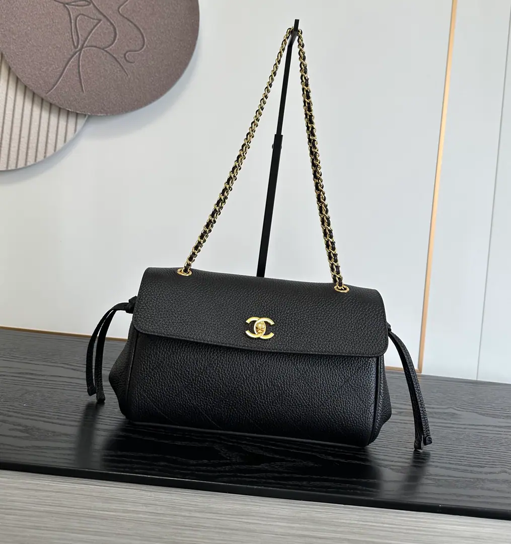 《Jie!🐮Pee.》OHANEL🚩🚩🚩26A Handicraft series chain⛓️The twigs.🐂A leather stick bag.​​🌟, Black twigs.🐂Cow skin to cover. + 🐮The money is a packaged one.. 😯😯I read it before. The leopard stunkers are taking the route., It's just a lower profile piece of puzzle.——🤩🤩The first half of the black branch is leather., The second half is khaki-skin-gring., Gold doubles.CTurn + Skin-chaining., The whole thing is a great thing.. Dimensions16-29-9.5cm