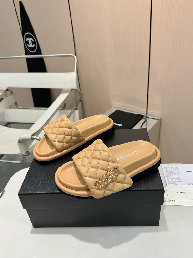 CHANEL Thick slippers.｜This fall and winter show., Start at the bottom of the feet.🖤 𝗖𝗛𝗔𝗡𝗘𝗟Explosive., Waiting for it. The star show is finally here.. The diamond-gring embroidery. The sign leather is wrapped on it. It's all classic.. ♪ Inside line soft sheep skin ♪ The water table is shaped by bows. ♪ And I'll be gentle and gentle ♪. Lazy and delicate., I can do both.. From the street to the date. The air is leaking without trace.. High-level., It's nice to wear., And I'm so happy.. This autumn winter., Let him walk you through all the occasions.. #Chanel slippers. #Same show. #♪ The high-end touch ♪ Fabulous.: The sheep's tattoos are super-fibrous. Uchi.: Lamb skin. Foot.: The sheep-grained water table. Otsumi!: Slurp-resistant rubber floors. Codes: 35–41Code (42/43Do it.)
