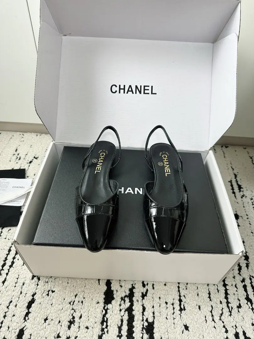 🏧𝗖𝗛𝗔𝗡𝗘𝗟Xiangixiang's classic coloring Alligator tattoos, empty sandals. Top Quality Facework customized leather with original The inside feet are all sheep's skin. Italian imports are so thick. size: 35-39（40/41Custom）