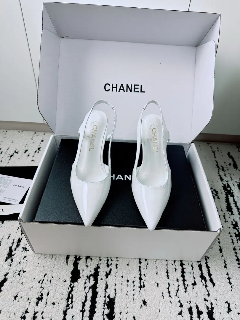 🏧𝗖𝗛𝗔𝗡𝗘𝗟Little Fancy. High heels. The one behind the pointy head. Top Cycling The first time I saw it, I was grassed. Super gentle and generous. A little shoe, a lady. It's a very good touch. High-level, high-quality. Shoe surface customized materials Uchi./I'm gonna get a little bit of a sheep-skin. Italian imports are so thick. He's tall.4.5cm Codes 35-41 [40.41Custom] [⚠️Need a plane box.+]