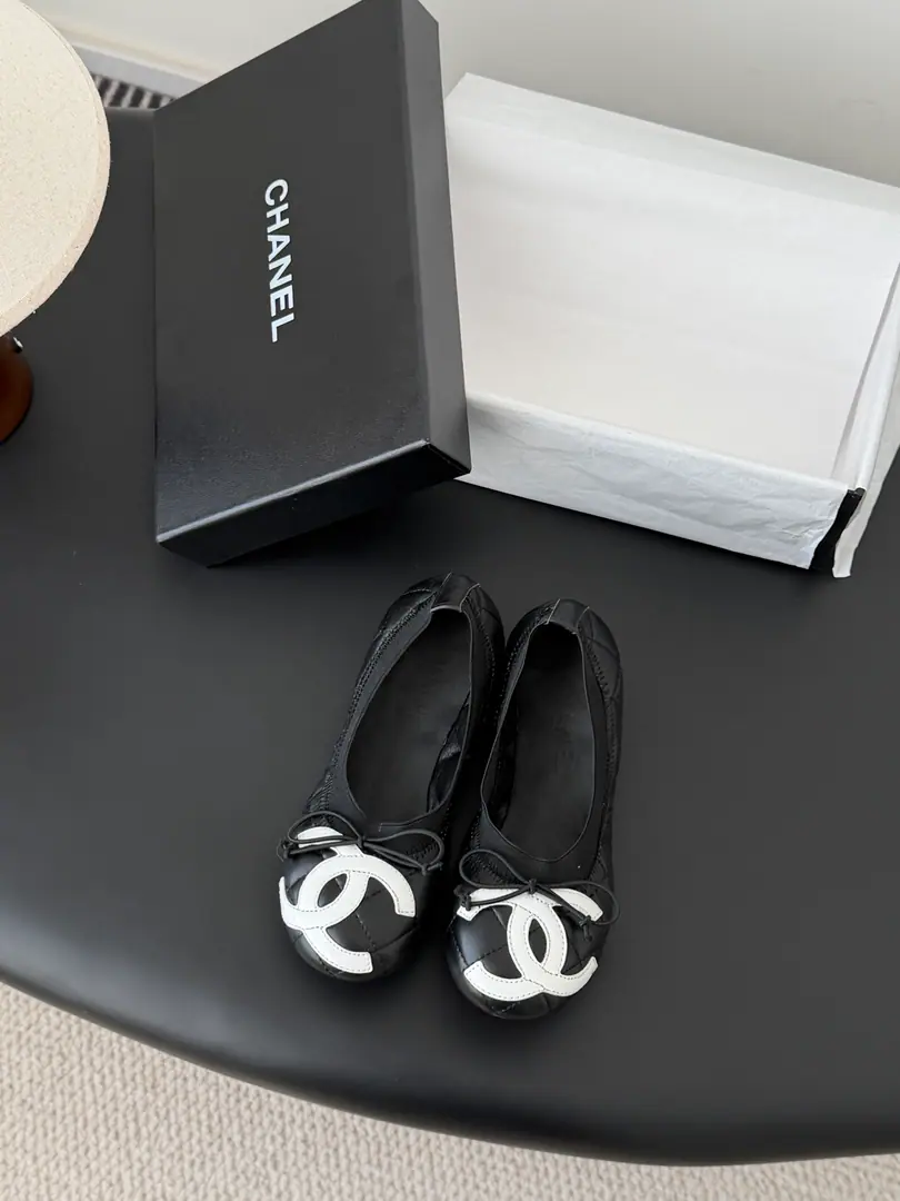 Chanel 25KNew slippers. The superstars are on their feet., A pair of them for spring and summer. Original Open That's a big one. Size:35-39 The rest of the code is definitely not going to be changed.