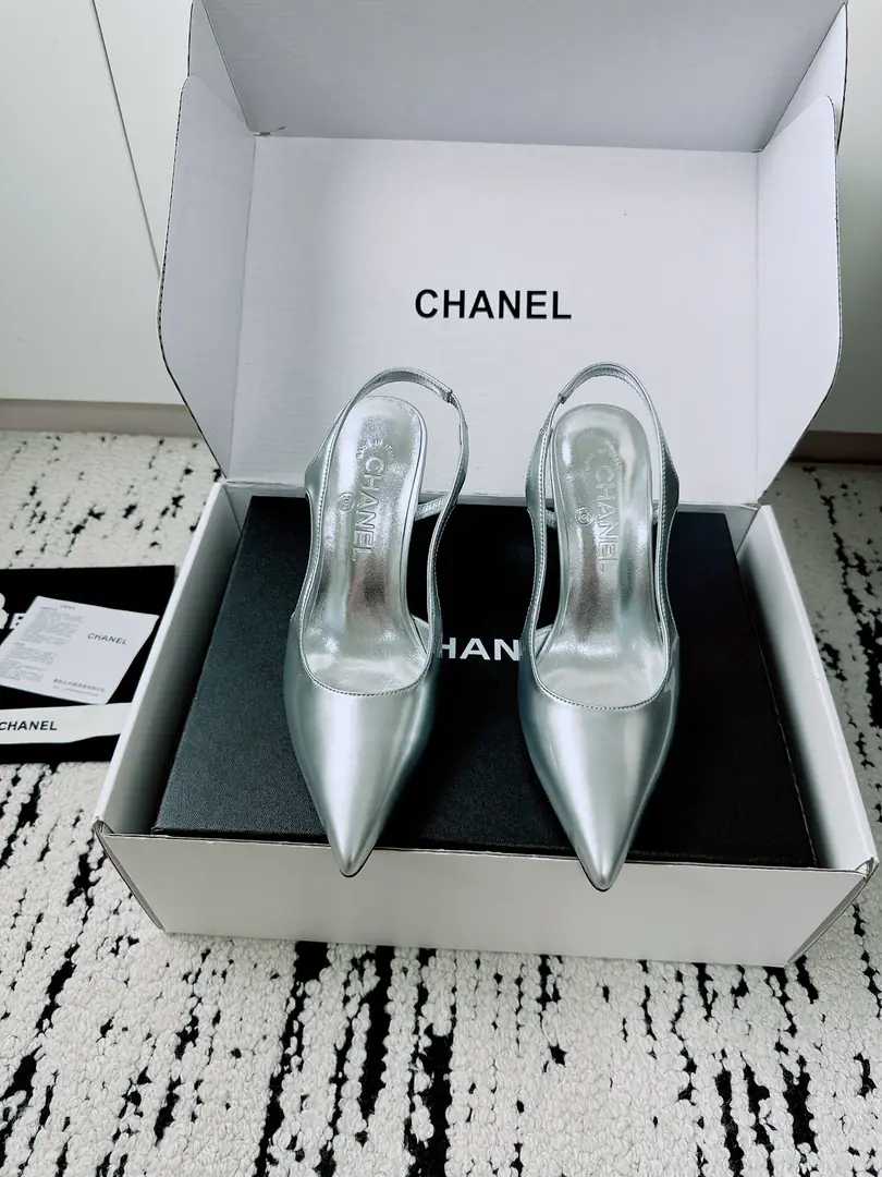 🏧𝗖𝗛𝗔𝗡𝗘𝗟Little Fancy. High heels. The one behind the pointy head. Top Cycling The first time I saw it, I was grassed. Super gentle and generous. A little shoe, a lady. It's a very good touch. High-level, high-quality. Shoe surface customized materials Uchi./I'm gonna get a little bit of a sheep-skin. Italian imports are so thick. He's tall.4.5cm Codes 35-41 [40.41Custom] [⚠️Need a plane box.+]