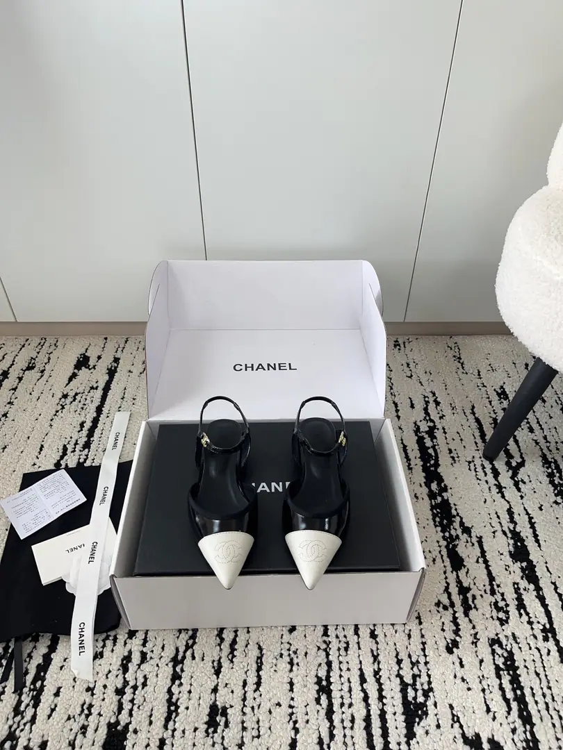 🏧𝗖𝗛𝗔𝗡𝗘𝗟Top-of-the-line sandals. The first time I saw it, I was grassed. Super gentle and generous. A little shoe, a lady. It's a very good touch. High-level, high-quality. The shoe face is original cow skin. Uchi./I'm gonna get a little bit of a sheep-skin. Italian imports are so thick. Codes 35-41 [40.41Custom] [⚠️Need a plane box.+]