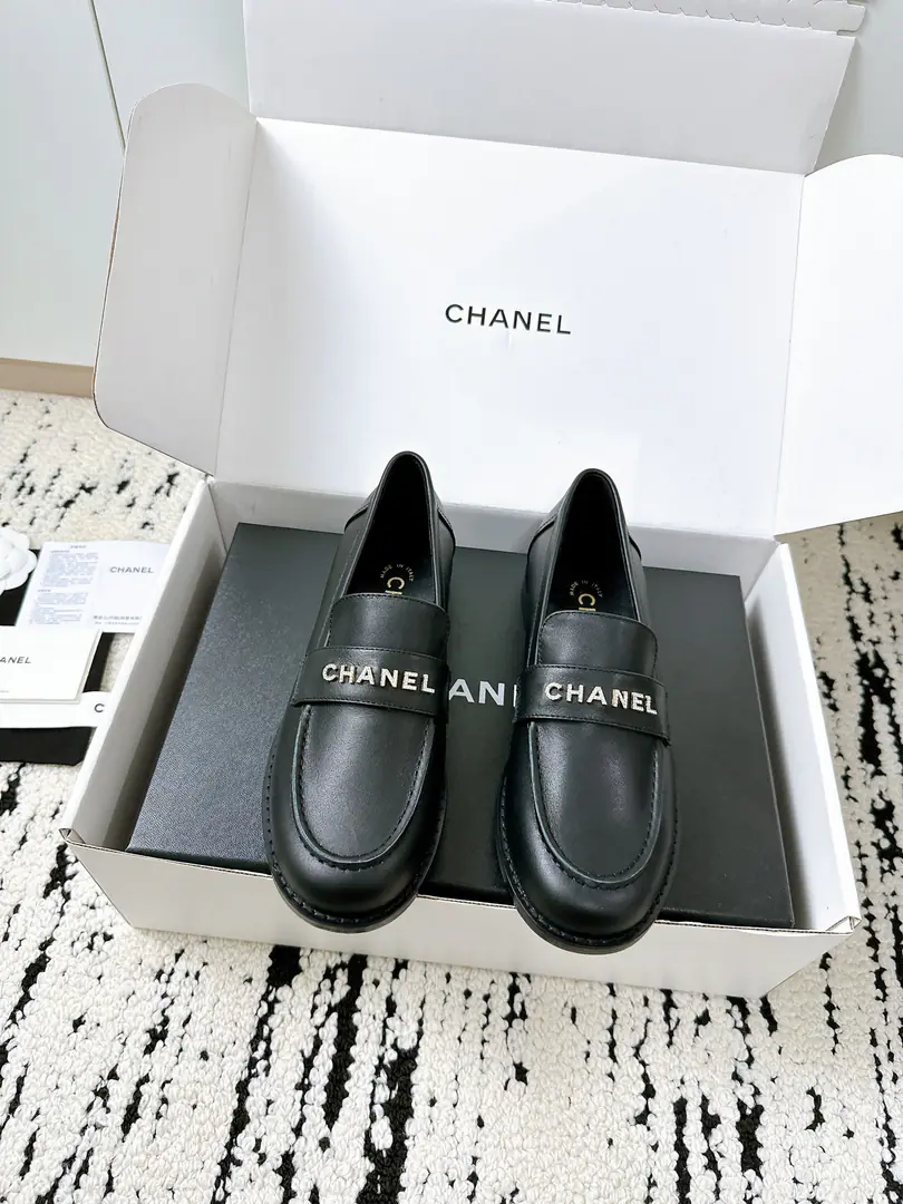 🏧𝗖𝗛𝗔𝗡𝗘𝗟The new one is a hundred pair of flat and LeFoo shoes., I'll have to pay for it., The goddess series. 💃It's too hard to resist., Hearts.ing…… Fancy and stylish. Work. I can't get tired of wearing it everyday.🦶 Use imported calf leather. The insides are comfortable with the skin. The original Italian is a very big one. Top35-39 [40.41Do it.] 【⚠️Need a plane box.+】