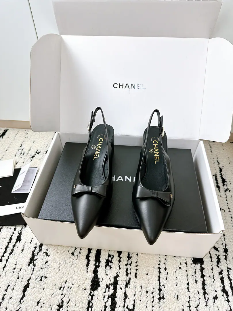 🏧𝗖𝗛𝗔𝗡𝗘𝗟Top new item. Butterfly knots.🎀Pointy, single-shoeed, Lovers. The first time I saw it, I was grassed. Super gentle and generous. A little shoe, a lady. It's a very good touch. High-level, high-quality. The shoe face is original cow skin. Uchi./I'm gonna get a little bit of a sheep-skin. Italian imports are so thick. Codes 35-41 [40.41Custom] [⚠️Need a plane box.+]