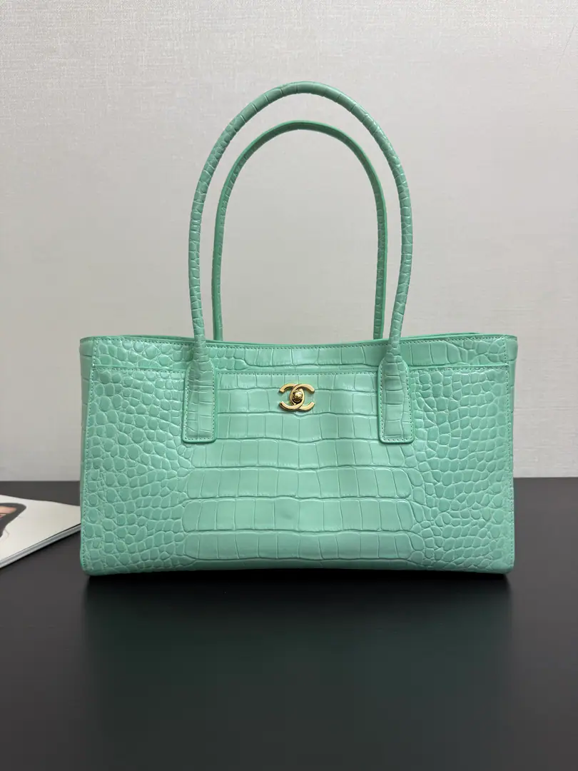 Current 26sCrocodile stint.tote Alligator skins.+Clear mint green., Bring yourself a good sense of coolness., Spring and summer are so good.！Gold doubles.CThe hardware is so bright., Low profile and expensive., It's a straight mass.！It's a huge capacity., Telecommuting/Date/You can do it for a trip., Handheld+Double shoulder, ♪ And she's so stylish and stylish ♪, No choice., Environmentally friendly pressure-lined process, It's delicate and durable.！Spring and summer wear white.T, Light-coloured dress., They're all super-suited., It's fresh and expensive., Walking down the street, turning back.！26sLimit Colour, You'll really regret it., Close your eyes and go.💚size: 35*21*12cm 99561