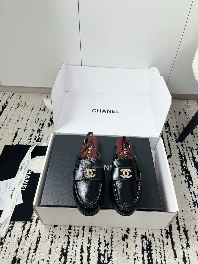 🏧𝗖𝗛𝗔𝗡𝗘𝗟Top Quality The old man is wrinkled and has slippers after leisure. DoubleCMetal buttons low-key light. The little sheep's skin is soft as a cloud. Facework customized leather with original The inside feet are all sheep's skin. Italian imports are so thick. Top35-41 [40.41Do it.] [⚠️Need a plane box.+]