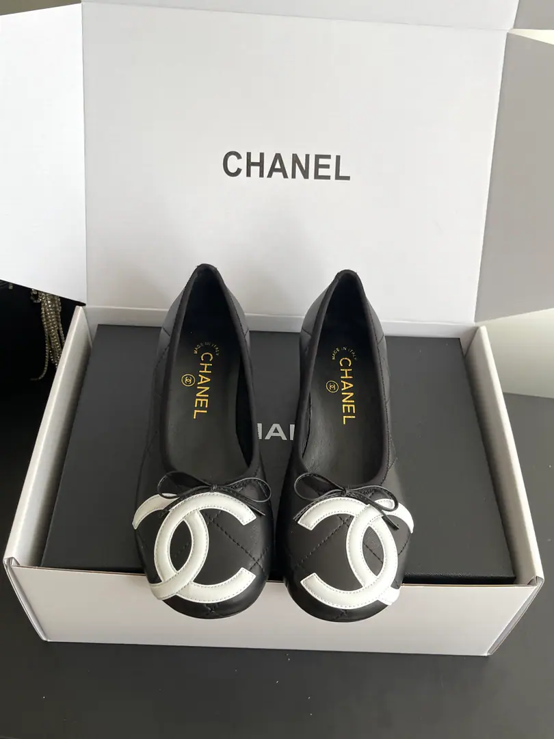 🏧𝗖𝗛𝗔𝗡𝗘𝗟Newest DoubleCThe Great Lugge Butterfly. Ballet shoes. Top Quality Original1:1Repeat The shoe face is imported with a little sheep's skin. The insides are all sheep's skin. Original Open-Mode Customized Size:35-41 [40/41Custom]