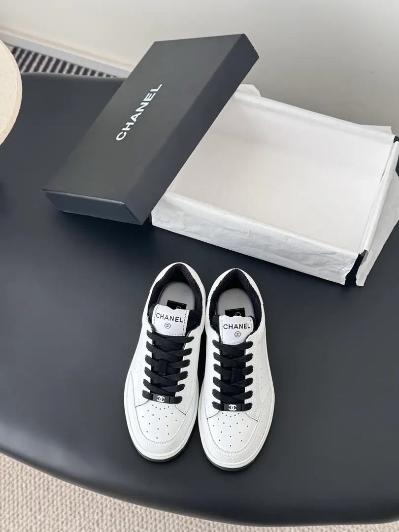 Chanel 25New pandas and pandas, colored and leisure shoes. This is a hundred-packed shoe. It looks like a flat one. It's a good match for the feet. Cool. The backsynchronous is stereo.logo Details are full. It's a very lightly shoes. The upper foot is so comfortable. I don't know what to say about comfort. Straight full score. Size: 35-40