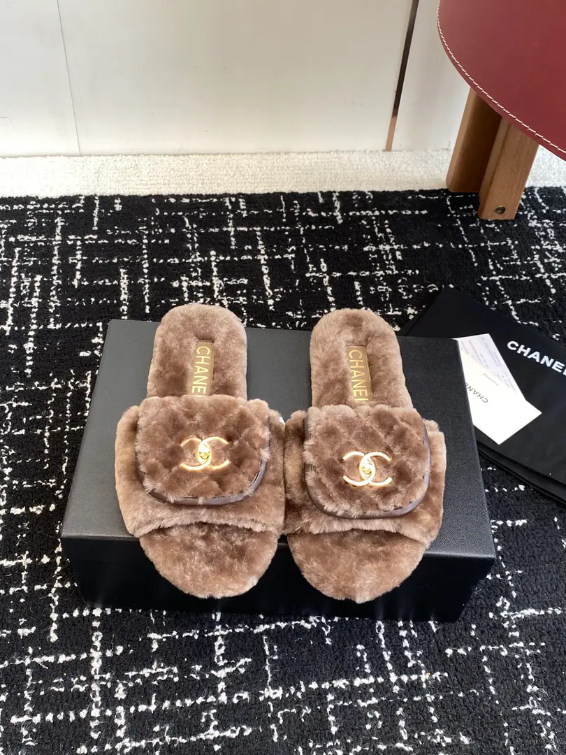 Requisition level Chanel 25ss DoubleCFurry slippers.！This is so cute.～ ♪ Soft and fluffy hair ♪, It's warm and warm.! I'm gonna raise my legs.! Autumn and winter with socks and lazy. The upper feet are really nice and fashionable.!It's so beautiful.! Import wool, ♪ My hands are so delicate and so soft and smooth ♪ Italy is a big-ass country. Size: #35-39（40/41Custom）