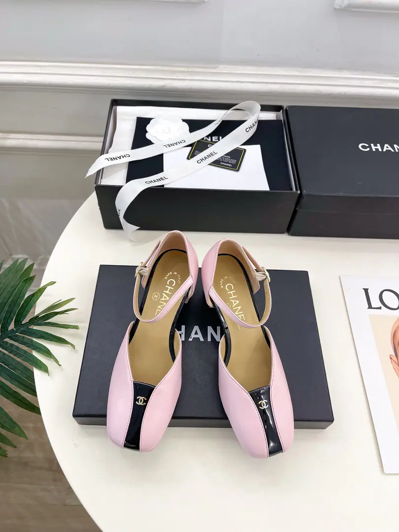 𝐂𝐇𝐀𝐍𝐄𝐋 | Kaori! 26𝐬𝐬 🦋2026Spring and summer brand new. The cabinet is a classic show. Xiang-tzu.CThe colored heel is empty sandals. New series〰 🍬 BSThe best in the fashion world. The pairs are carefully designed. Extremely simple The classic elements that never faded. 💋It's a beautiful dress. Summer's mandatory.…… ━━━━━ ЅᏇєєt ━━━━━ ▪️Shoe.: High-prescription parchment ▪️Uchi.: Import silk sheep. ▪️Otsumi!: The original Italian is a big one. ▪️He's tall.: 5.5cm ▪️Shoes.: 35-39（40.41Custom without re-offer） ▪Plant price