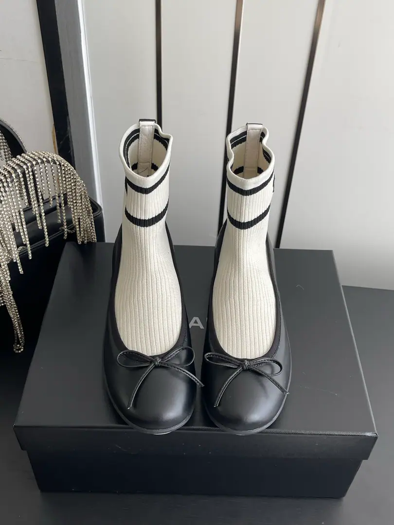 🏧𝗖𝗛𝗔𝗡𝗘𝗟New butterfly knots. - A free-bare sock boots. Facework customized leather with original The inside feet are all sheep's skin. Original Opener CustomTpuOtsumi! size: 35-39 [40/41Custom]