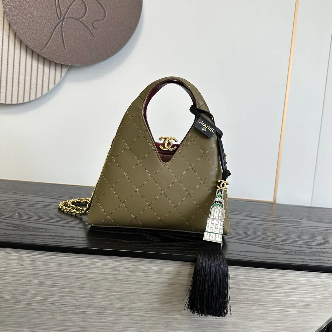 《Mini 》GreenOHANEL🚩🚩🚩26AWho's carrying the Black Golden Triangle bag of the Advanced Handicrafts?🌟Who's the senior?！It's a real second of falling., You have that kind of lazy and casual stuff.🤩🤩🤩The old French money., It's perfect.！This bag is the tip of my ass.HoboPackage, Super-unique., Walking on the street is not worried about the bag.！The diamond-strip black skin wears a high-glossy sense of light., The point is, it's got a red line., Just a little bit., The golden double.C Logo, The little sexy thing with the puncture is really good at women.！Don't look at it as a little bit of a prism., ⛓️⛓️It's really a really good capacity.！Daily air cushions, Lipstick, Cell phones, The keys are all in the car, and there's no pressure.. And it's a handheld design., And the classic skin-laden chain next to it., Both🉑️Single shoulder., And it can be straight.🉑️Hands., Styles to switch at random！！Dimensions: 23-23-7cm