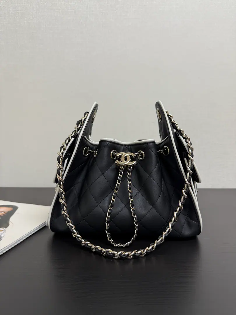 Current26sPumper bag.！A silver button.mini A new little cutie., It's actually a little bucket bag., The skin of the cow is softer., It's like a carefully tailored match.．Big doubles.C logoDesign, We can move.！A little detail of charm., ⛓Chain unreconciled, The stride is a match., The hardware is used as a gold for the old., It smells like Middle Ages., I can't help but think of a way to make a difference.✨ size: 22*21*10cm Mini-Man.99480