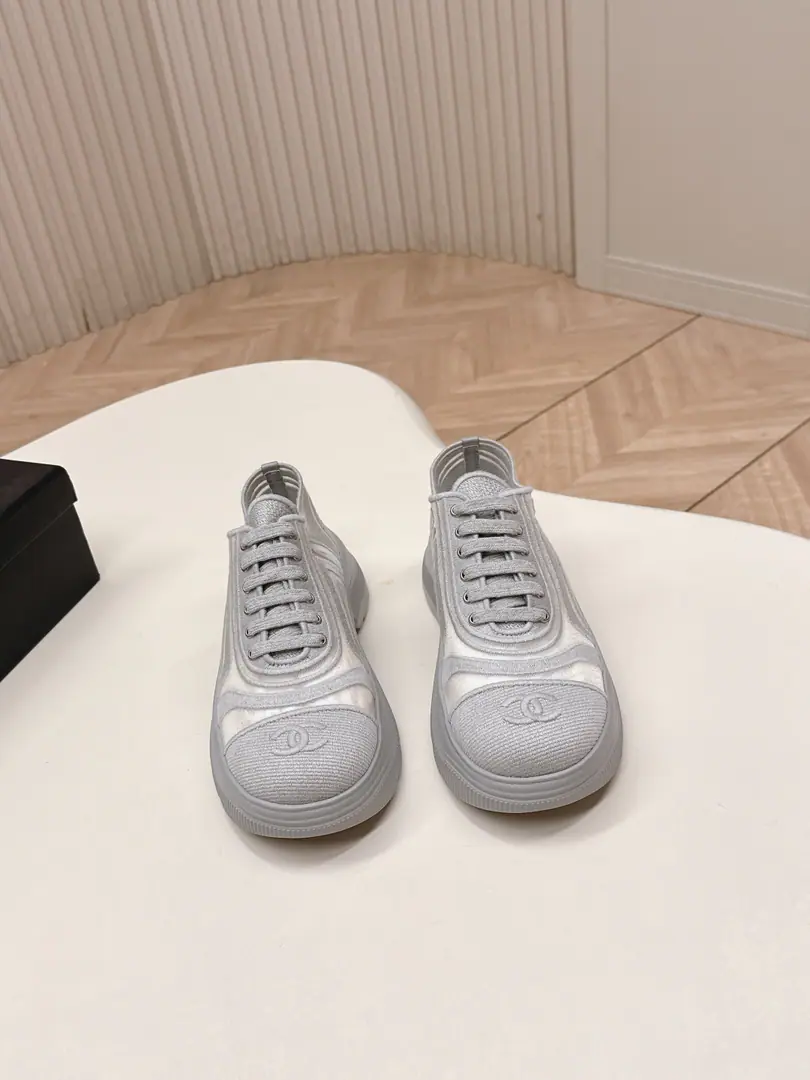 Out CHANEL/Chanel sports shoes. 2026SsThe new little fragrance with thick, high-down sneakers is still growing. "The Woman Author."ChanelChanel. New paragraph - The drill. - The recreational shoes. This is a classic design. There are many different kinds of electrocution on the shoe. The top of the world is a fashionable blend of many colored elements. Fabulous.: Import special network/Drilling. Uchi.: Original sheep skin Shoes under the sole.: Original Open Shoe Base Codes: 35-40(40/41I'll make sure I don't change it.）