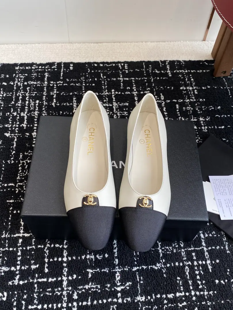 Requisition level CHANELKaori! 25ss Spring and summer. Ballet shoes. Like a necklace on the neck of a goddess., The upper foot is very wrapped., Heel thinner., It's really superb.！ The ancient Mary Jane is so right., A man likes a classic match., - Yeah, I'm pretty good.80The feeling of a little fragrance from the time of the past., New Fashion, The process is perfect., Mixed sheep skin design, She's so beautiful., Very thin and white., I think... Girls have to have one pair., The most important thing is that the color is bright enough., The flying of her feet is no longer enough to describe her as a flat-footed woman., Let's get the shoe money out of my hand.！ Nice little Mary Jane Ballet shoes., The stars and the reds are wearing them., I like this shoe girl more than I like it., It's just a gift., There's almost no white Mary Jane with all the styles., Only in her place can she be so high profile., Brief The color of pure color is not complicated., Spring with little pairs of pants., The dress can be of any quality.！ Skins for flour./Imported cow skins The skin is clear and soft., Very advanced. I'll put my foot on the skin inside., Soft and delicate., Super comfortable with your husband., High-end luxury！ Size: #35-41（40 41I'll make sure I don't change it.）